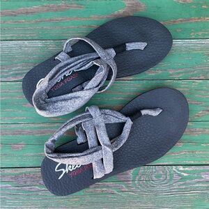 Skechers Yoga Foam Comfort Sandals  Sz 8 Gray Black Fabric Straps